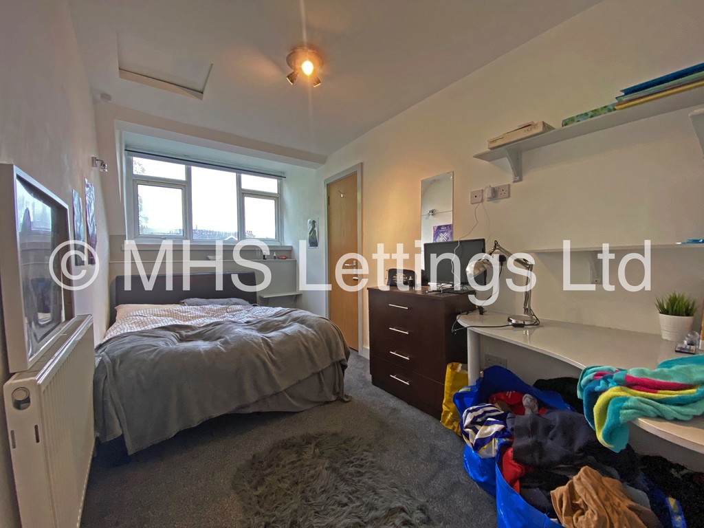 Photo of 8 Bedroom Mid Terraced House in 28 Brudenell Road, Leeds, LS6 1BD