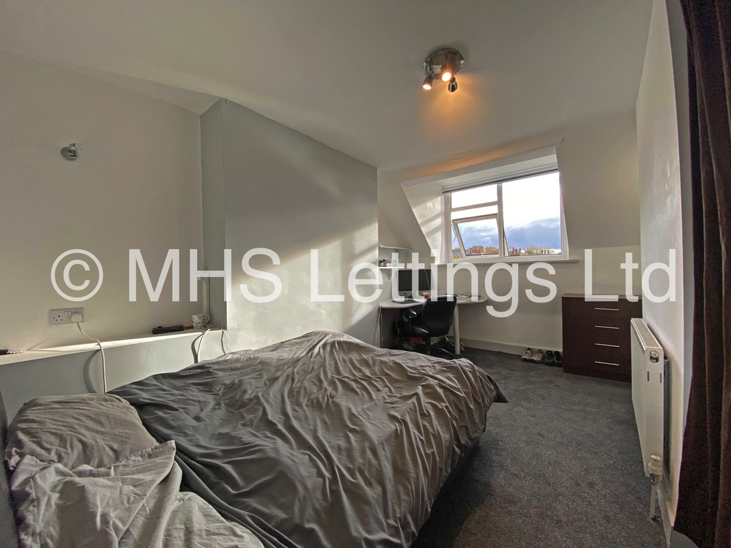 Photo of 8 Bedroom Mid Terraced House in 28 Brudenell Road, Leeds, LS6 1BD