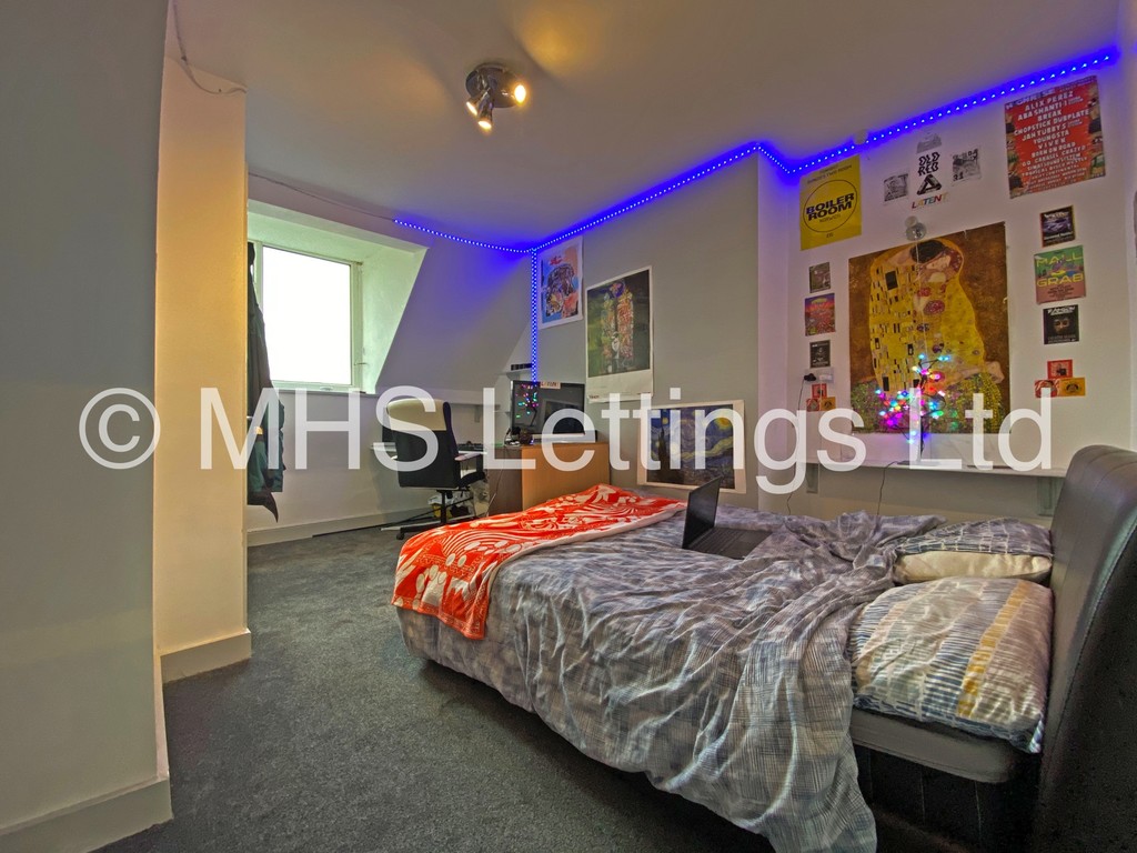 Photo of 8 Bedroom Mid Terraced House in 28 Brudenell Road, Leeds, LS6 1BD