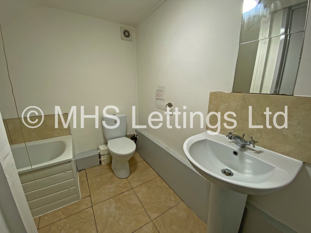 Photo of 8 Bedroom Mid Terraced House in 28 Brudenell Road, Leeds, LS6 1BD