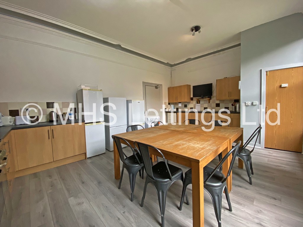Photo of 8 Bedroom Mid Terraced House in 28 Brudenell Road, Leeds, LS6 1BD