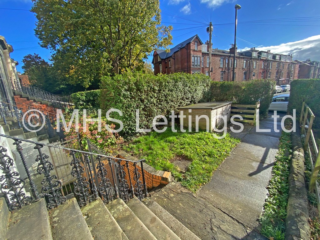 Photo of 8 Bedroom Mid Terraced House in 28 Brudenell Road, Leeds, LS6 1BD