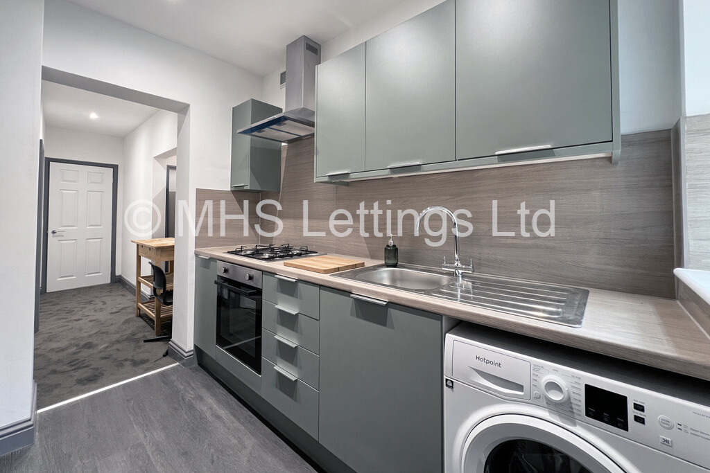 Photo of 4 Bedroom Mid Terraced House in 25 Park View Road, Leeds, LS4 2LG