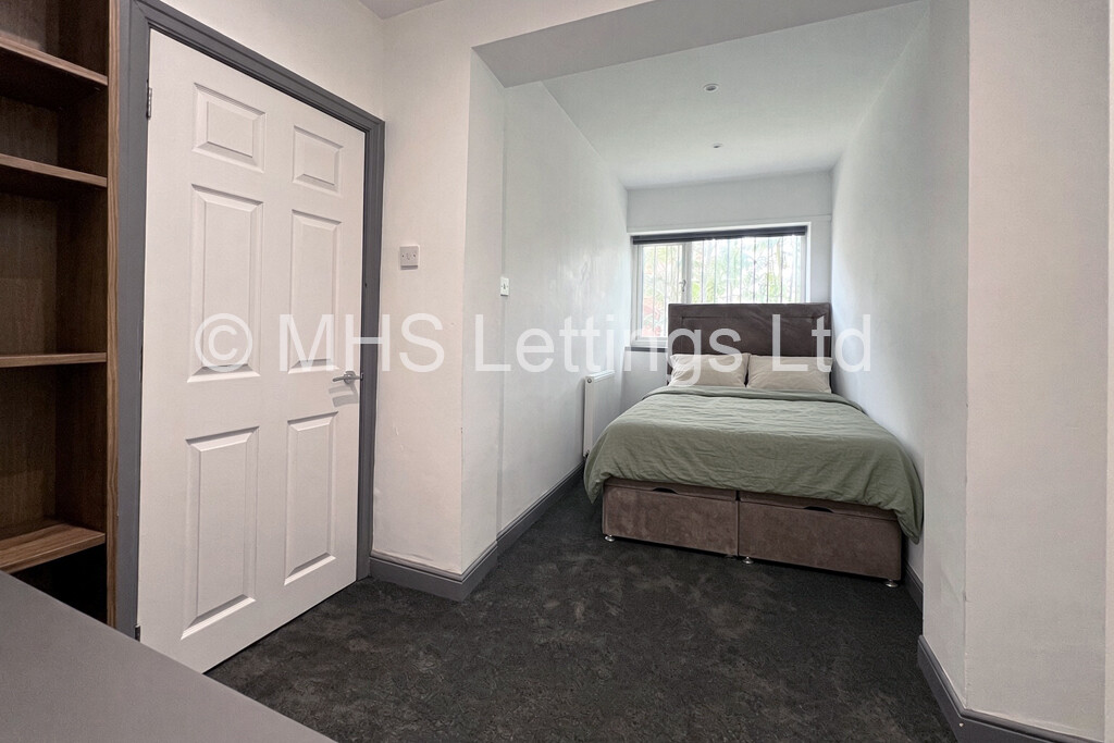 Photo of 4 Bedroom Mid Terraced House in 25 Park View Road, Leeds, LS4 2LG