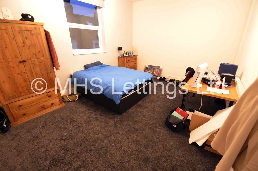 Photo of 7 Bedroom Mid Terraced House in 5 Brudenell Grove, Leeds, LS6 1HP