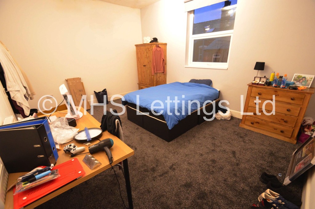 Photo of 7 Bedroom Mid Terraced House in 5 Brudenell Grove, Leeds, LS6 1HP