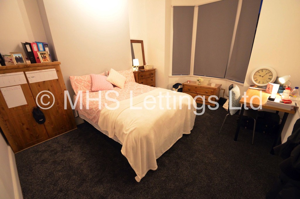 Photo of 7 Bedroom Mid Terraced House in 5 Brudenell Grove, Leeds, LS6 1HP