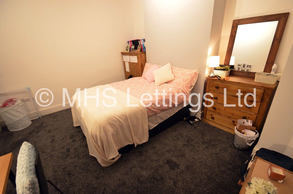 Photo of 7 Bedroom Mid Terraced House in 5 Brudenell Grove, Leeds, LS6 1HP