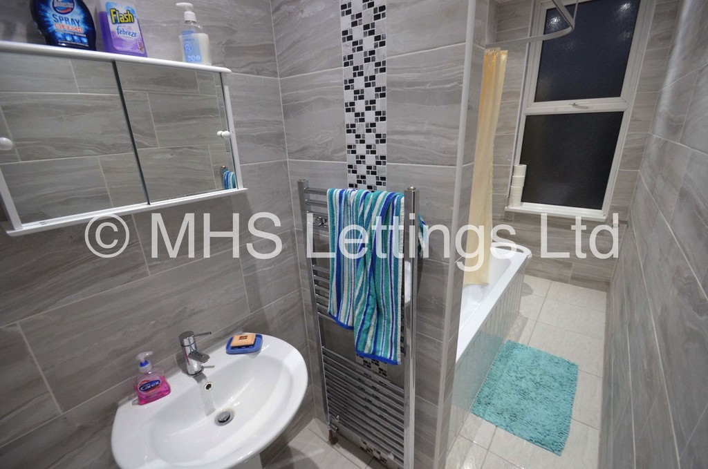 Photo of 7 Bedroom Mid Terraced House in 5 Brudenell Grove, Leeds, LS6 1HP