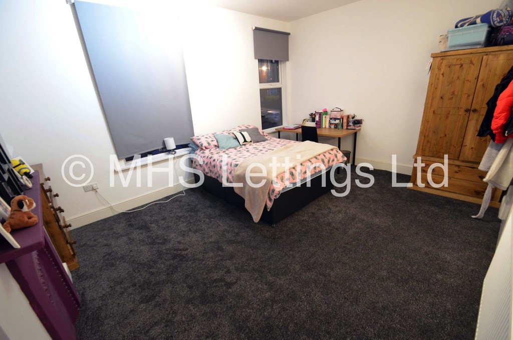 Photo of 7 Bedroom Mid Terraced House in 5 Brudenell Grove, Leeds, LS6 1HP