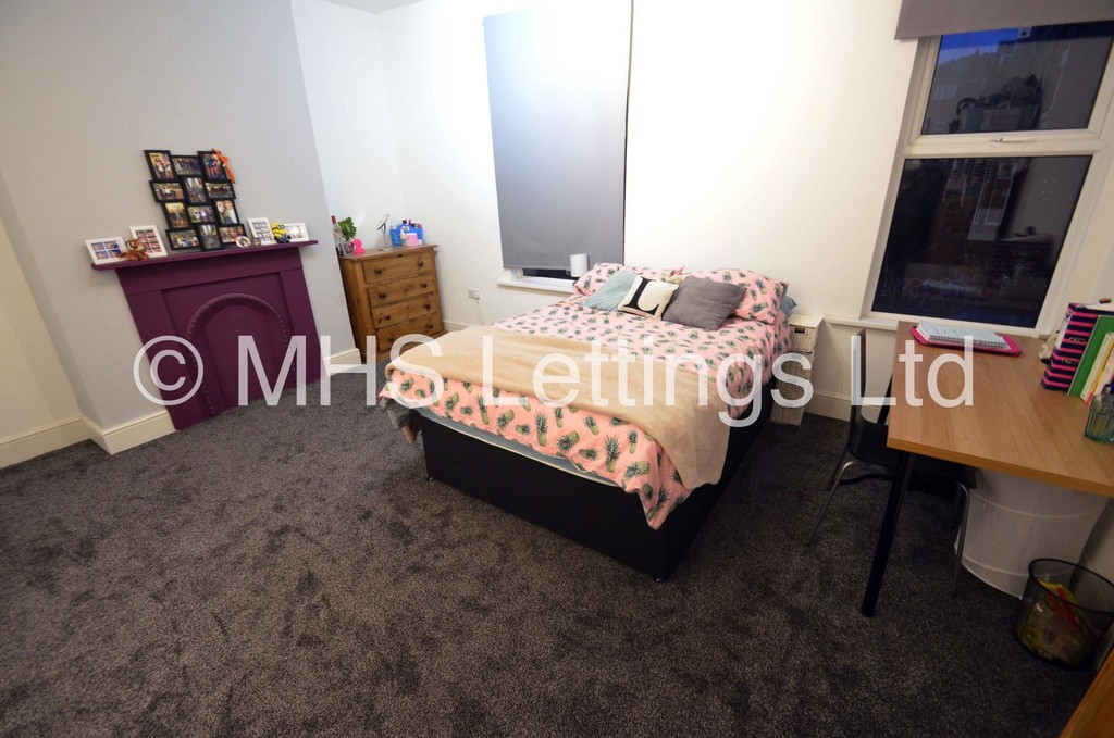 Photo of 7 Bedroom Mid Terraced House in 5 Brudenell Grove, Leeds, LS6 1HP