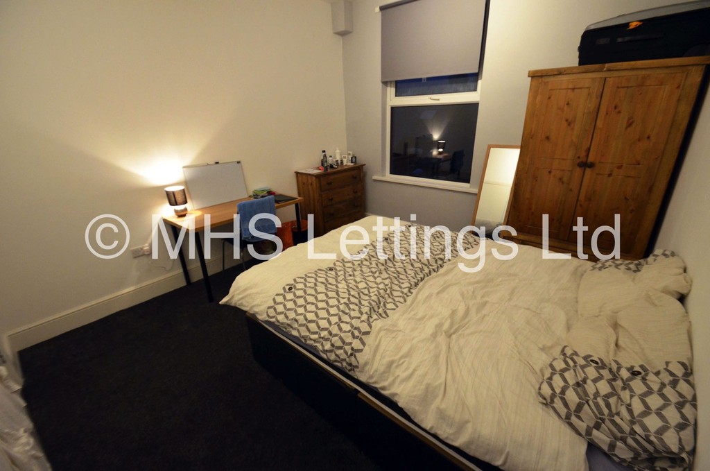 Photo of 7 Bedroom Mid Terraced House in 5 Brudenell Grove, Leeds, LS6 1HP