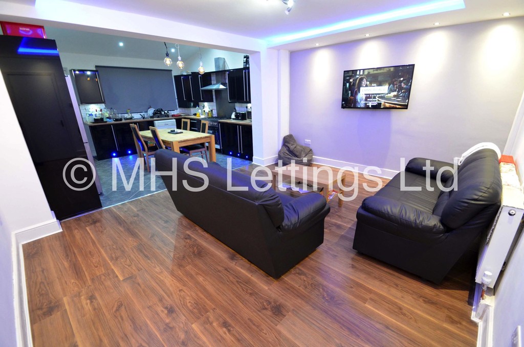 Photo of 7 Bedroom Mid Terraced House in 5 Brudenell Grove, Leeds, LS6 1HP