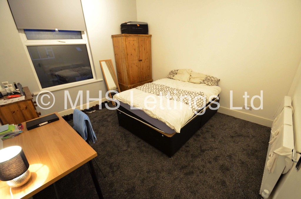 Photo of 7 Bedroom Mid Terraced House in 5 Brudenell Grove, Leeds, LS6 1HP
