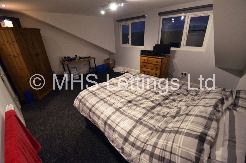 Photo of 7 Bedroom Mid Terraced House in 5 Brudenell Grove, Leeds, LS6 1HP