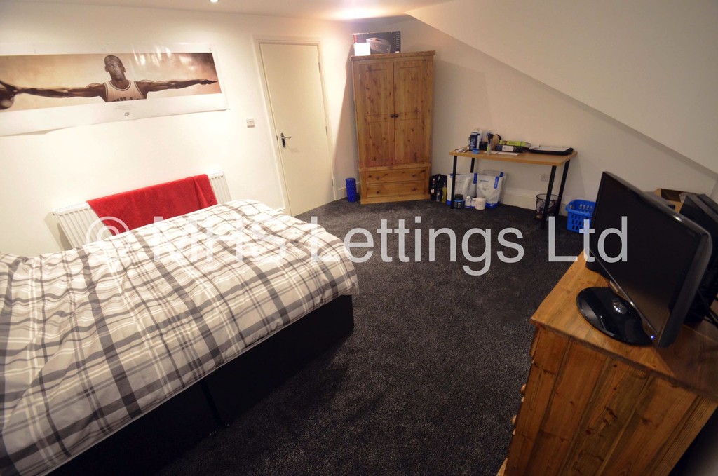 Photo of 7 Bedroom Mid Terraced House in 5 Brudenell Grove, Leeds, LS6 1HP