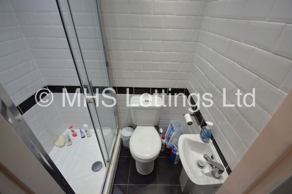 Photo of 7 Bedroom Mid Terraced House in 5 Brudenell Grove, Leeds, LS6 1HP