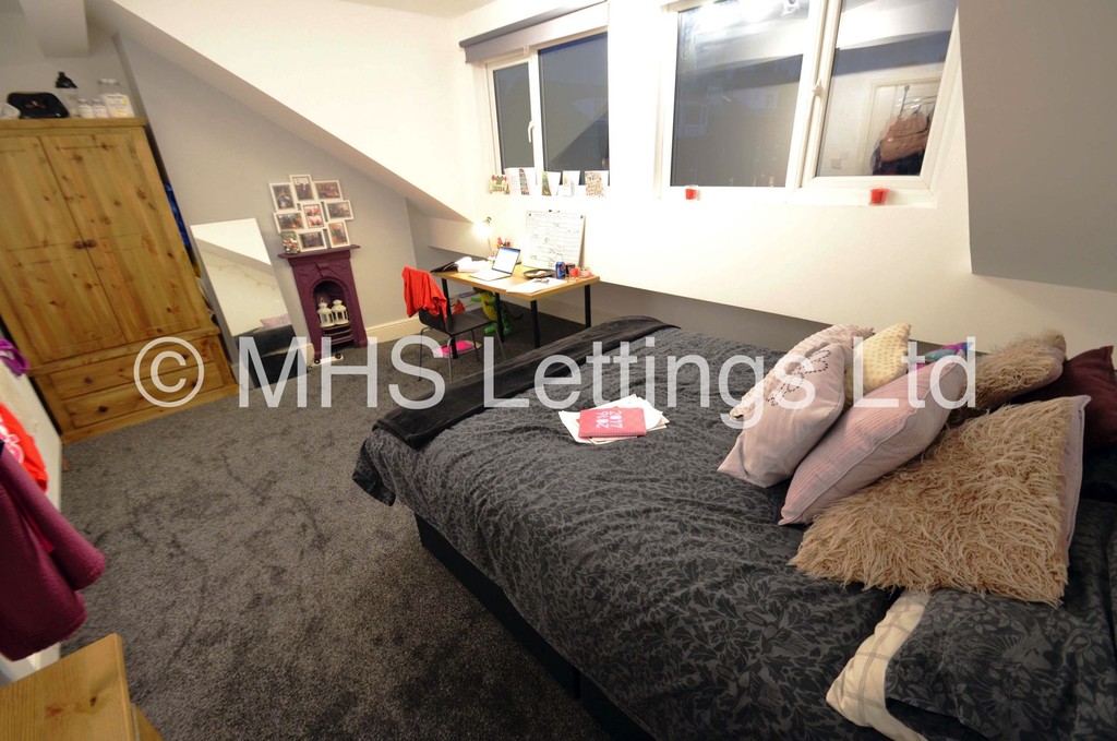 Photo of 7 Bedroom Mid Terraced House in 5 Brudenell Grove, Leeds, LS6 1HP