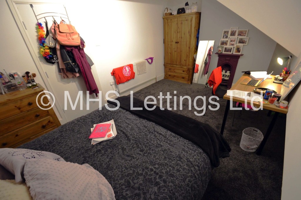 Photo of 7 Bedroom Mid Terraced House in 5 Brudenell Grove, Leeds, LS6 1HP