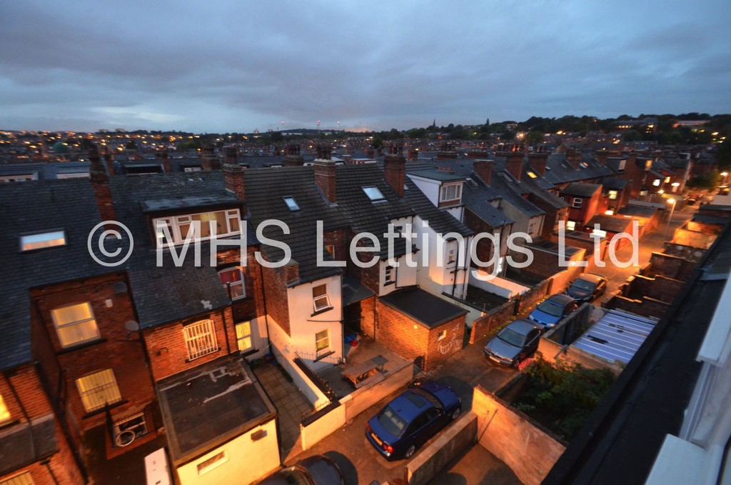 Photo of 7 Bedroom Mid Terraced House in 5 Brudenell Grove, Leeds, LS6 1HP