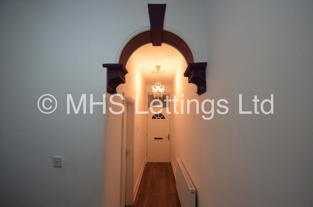 Photo of 7 Bedroom Mid Terraced House in 5 Brudenell Grove, Leeds, LS6 1HP