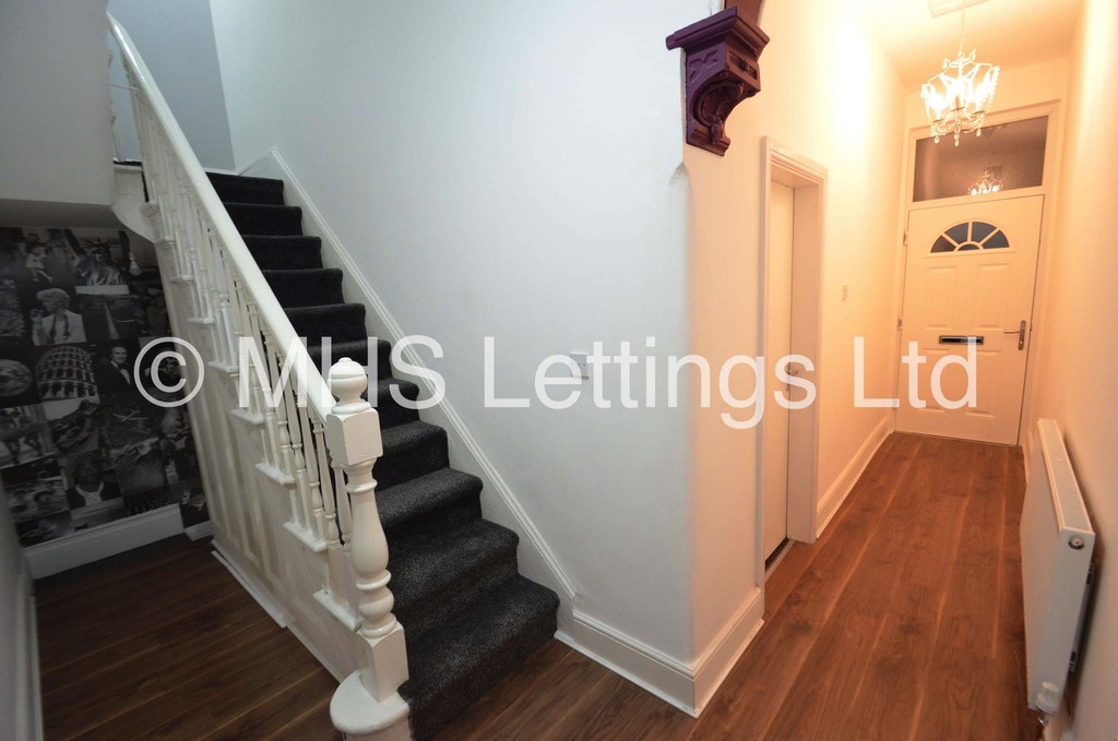 Photo of 7 Bedroom Mid Terraced House in 5 Brudenell Grove, Leeds, LS6 1HP