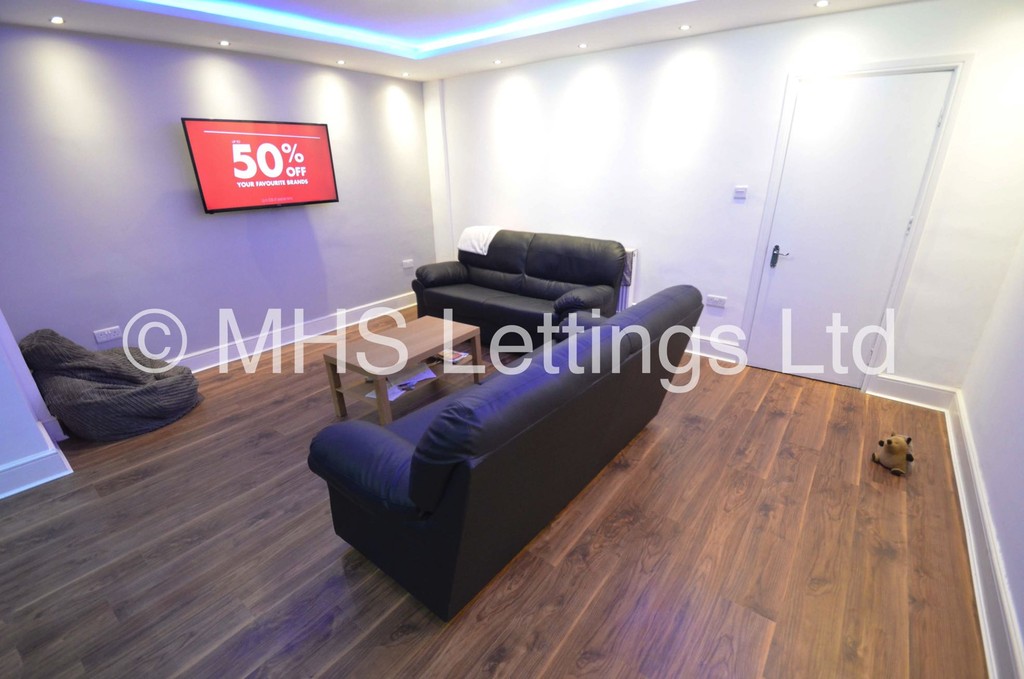 Photo of 7 Bedroom Mid Terraced House in 5 Brudenell Grove, Leeds, LS6 1HP
