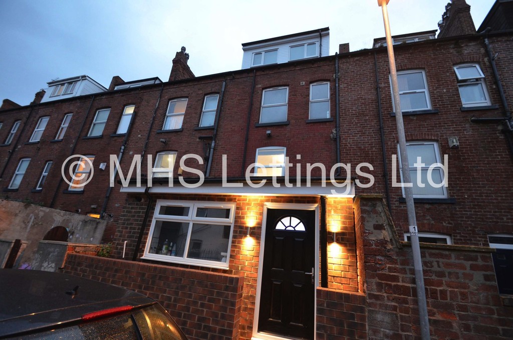 Photo of 7 Bedroom Mid Terraced House in 5 Brudenell Grove, Leeds, LS6 1HP