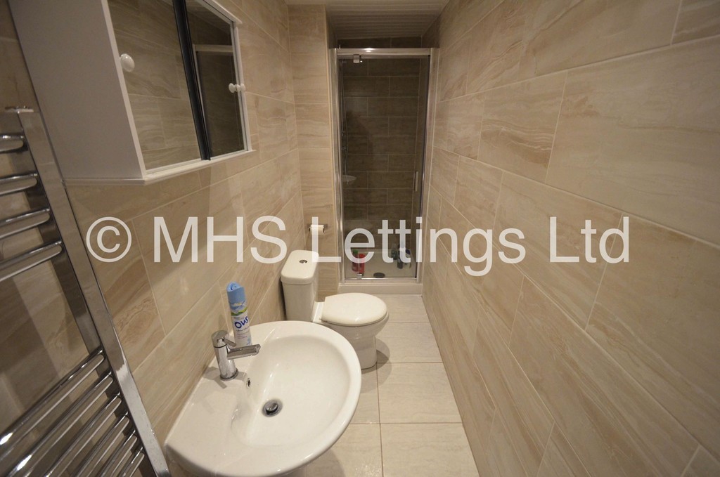 Photo of 7 Bedroom Mid Terraced House in 5 Brudenell Grove, Leeds, LS6 1HP