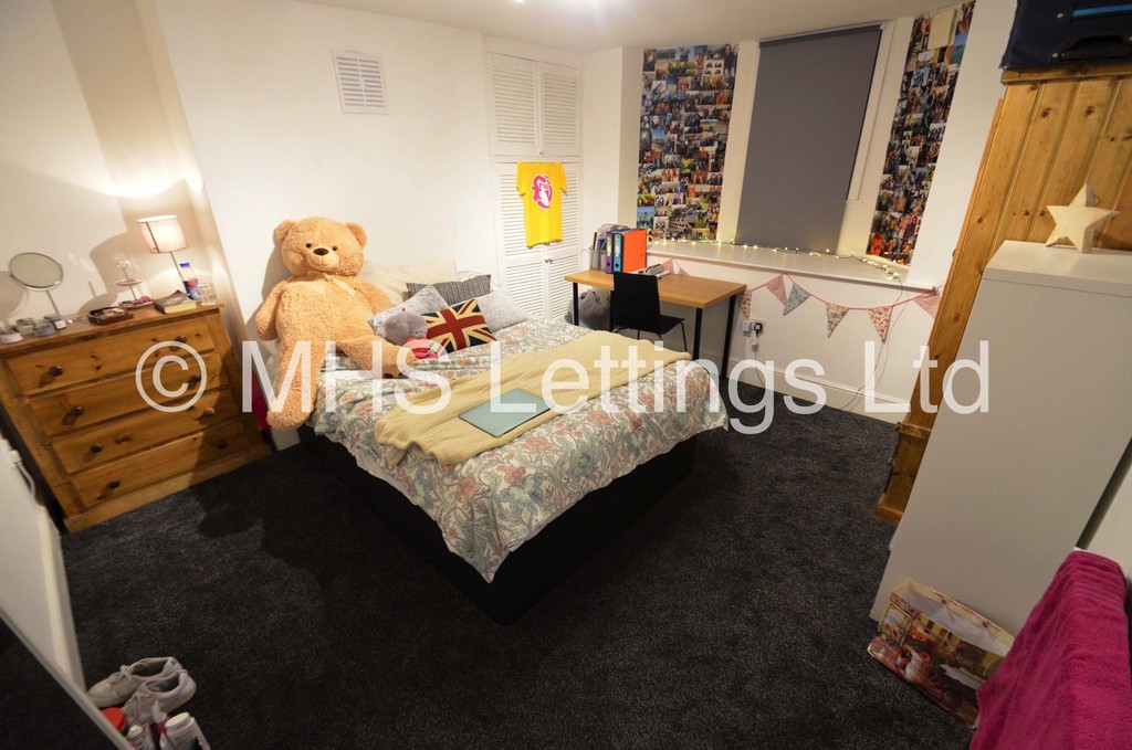 Photo of 7 Bedroom Mid Terraced House in 5 Brudenell Grove, Leeds, LS6 1HP