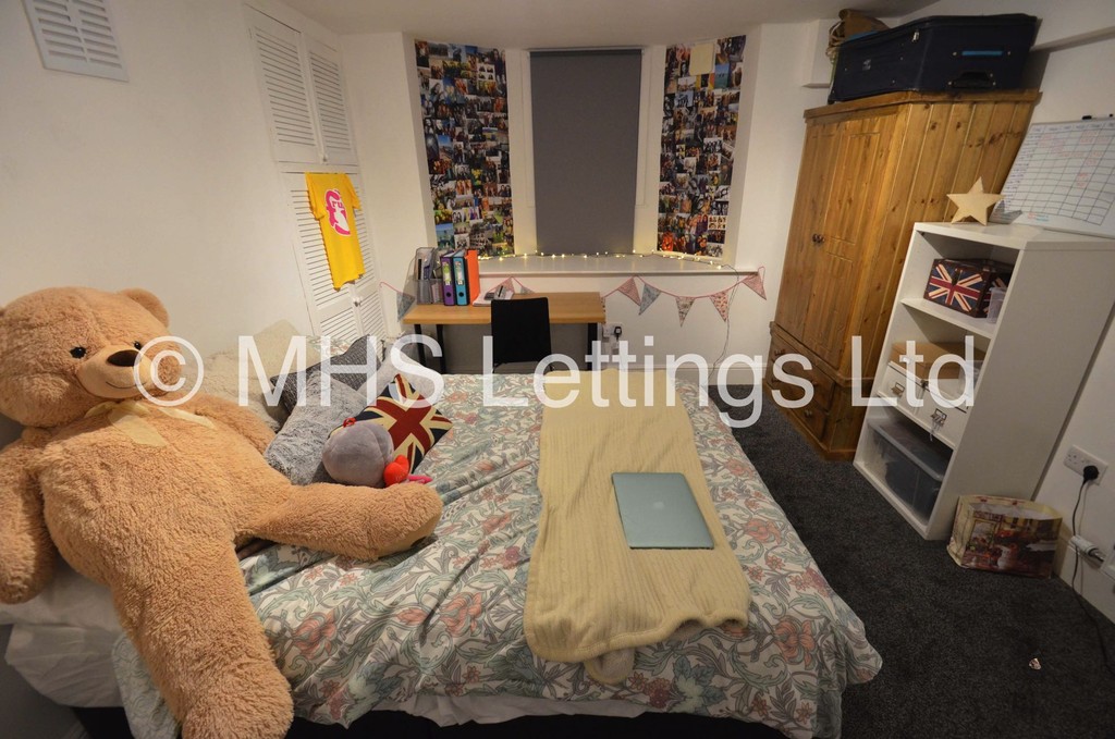 Photo of 7 Bedroom Mid Terraced House in 5 Brudenell Grove, Leeds, LS6 1HP