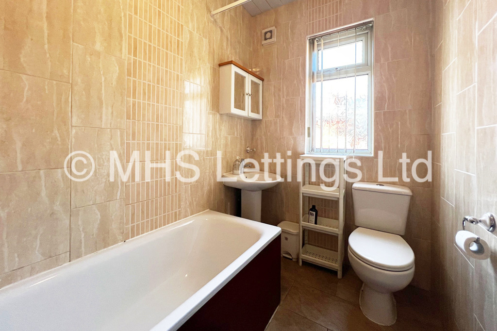 Photo of 7 Bedroom Mid Terraced House in 35 Brudenell Mount, Leeds, LS6 1HS