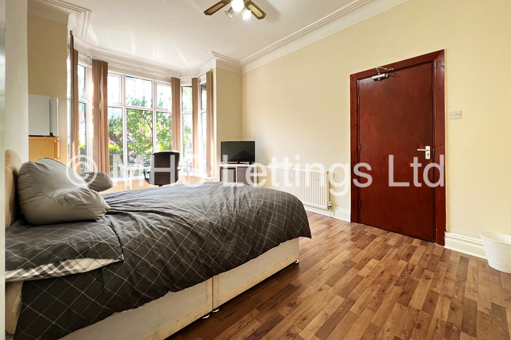 Photo of 7 Bedroom Mid Terraced House in 35 Brudenell Mount, Leeds, LS6 1HS