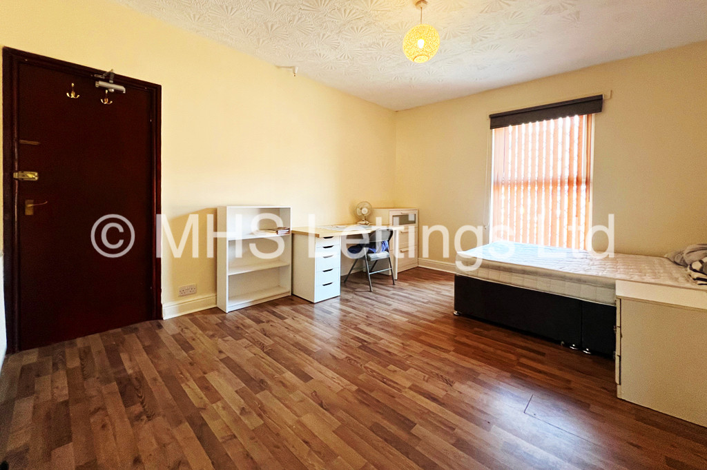 Photo of 7 Bedroom Mid Terraced House in 35 Brudenell Mount, Leeds, LS6 1HS