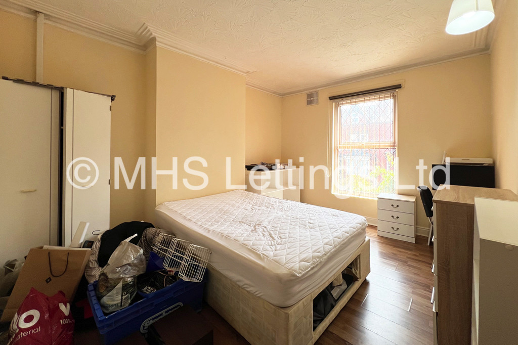 Photo of 7 Bedroom Mid Terraced House in 35 Brudenell Mount, Leeds, LS6 1HS