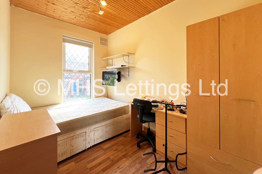 Photo of 7 Bedroom Mid Terraced House in 35 Brudenell Mount, Leeds, LS6 1HS