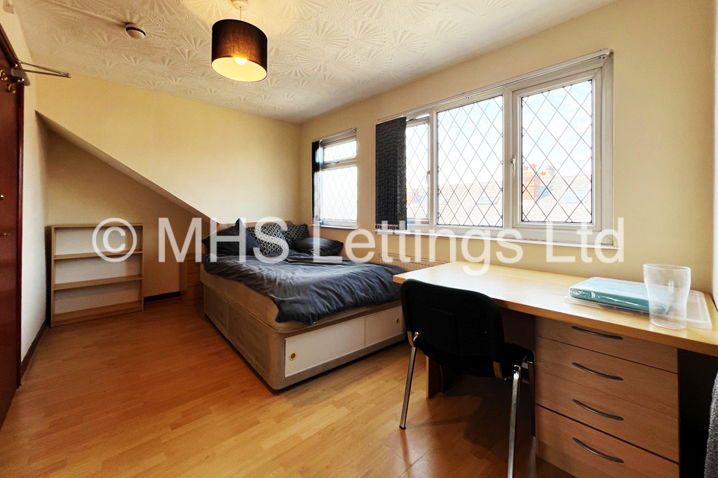 Photo of 7 Bedroom Mid Terraced House in 35 Brudenell Mount, Leeds, LS6 1HS