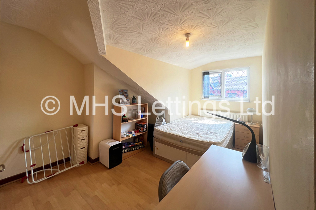 Photo of 7 Bedroom Mid Terraced House in 35 Brudenell Mount, Leeds, LS6 1HS