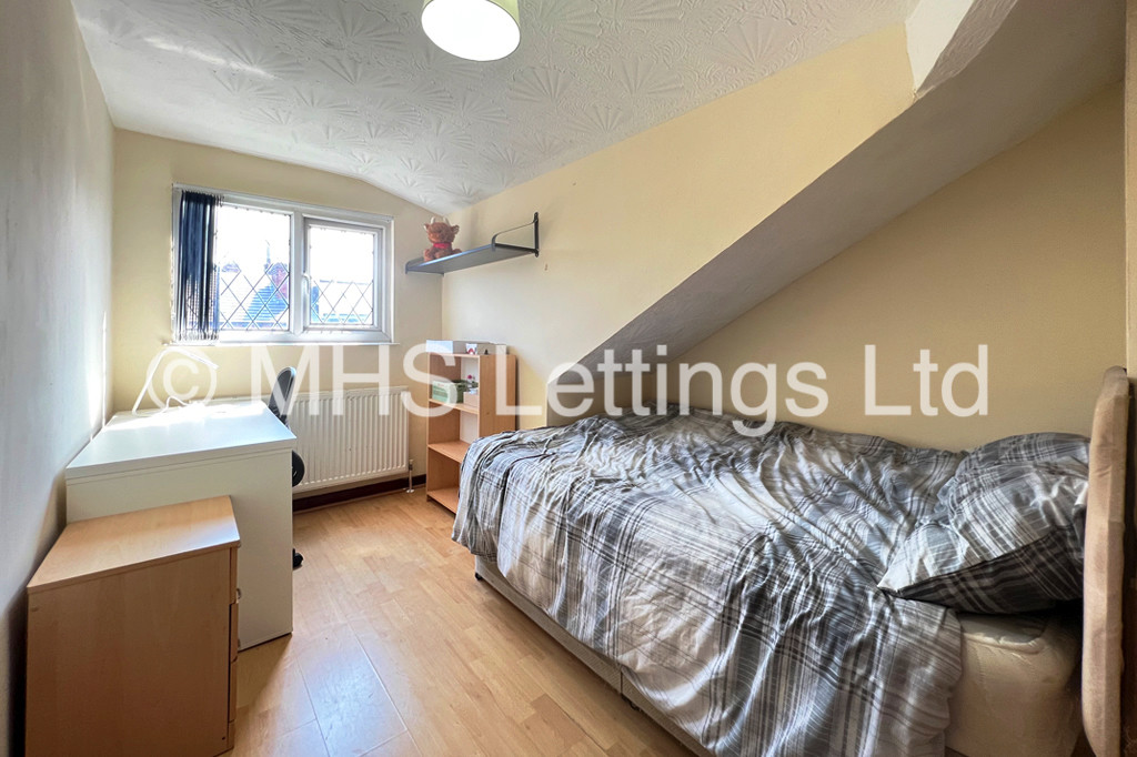 Photo of 7 Bedroom Mid Terraced House in 35 Brudenell Mount, Leeds, LS6 1HS
