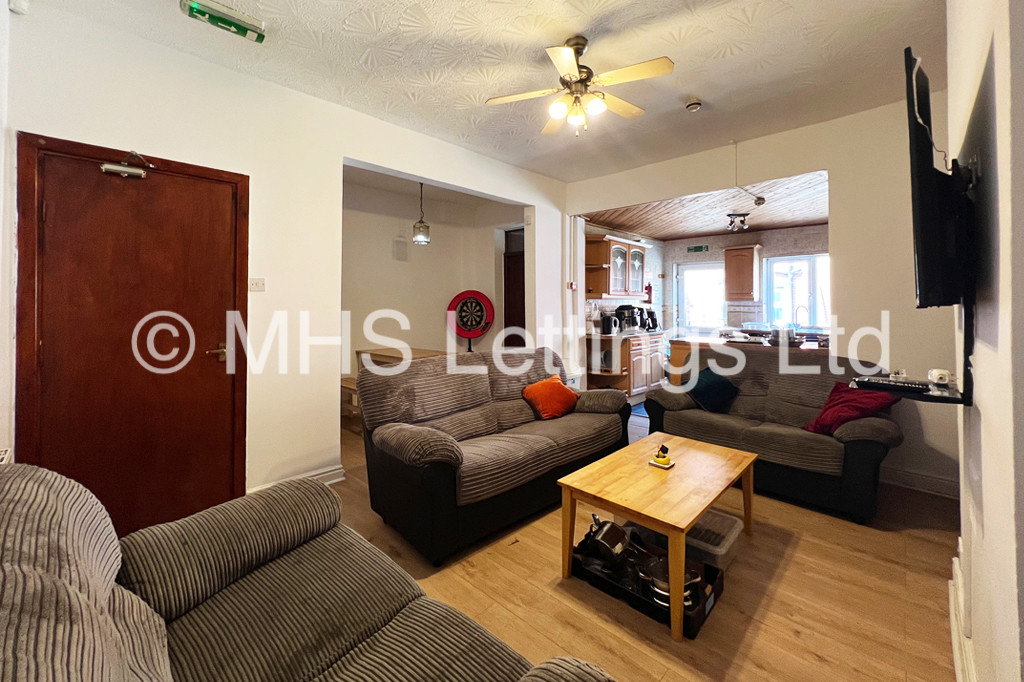 Photo of 7 Bedroom Mid Terraced House in 35 Brudenell Mount, Leeds, LS6 1HS