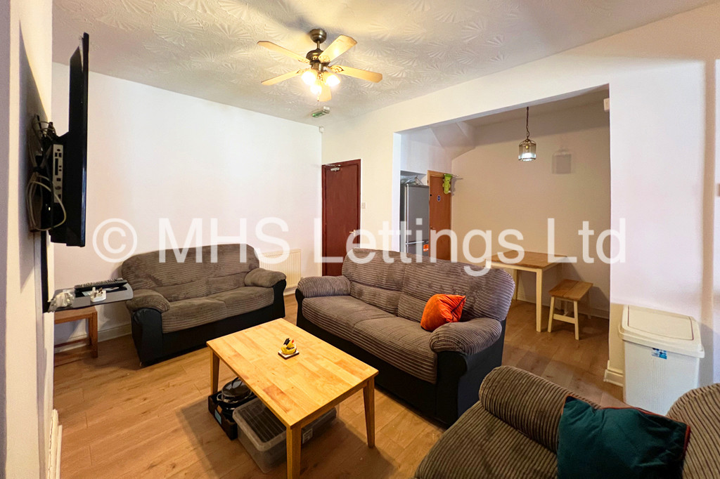 Photo of 7 Bedroom Mid Terraced House in 35 Brudenell Mount, Leeds, LS6 1HS