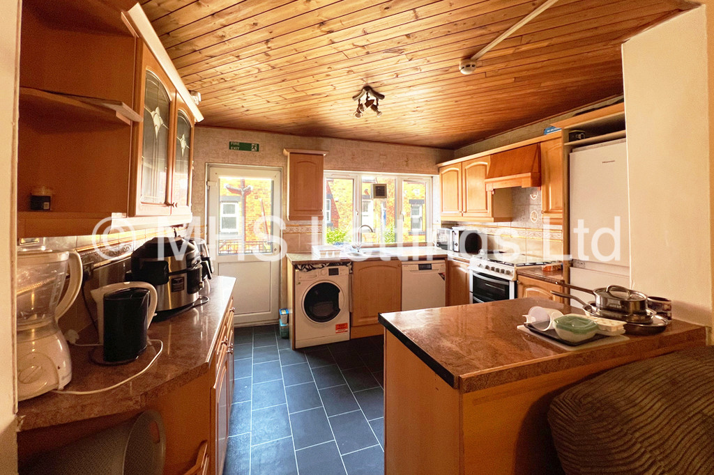 Photo of 7 Bedroom Mid Terraced House in 35 Brudenell Mount, Leeds, LS6 1HS