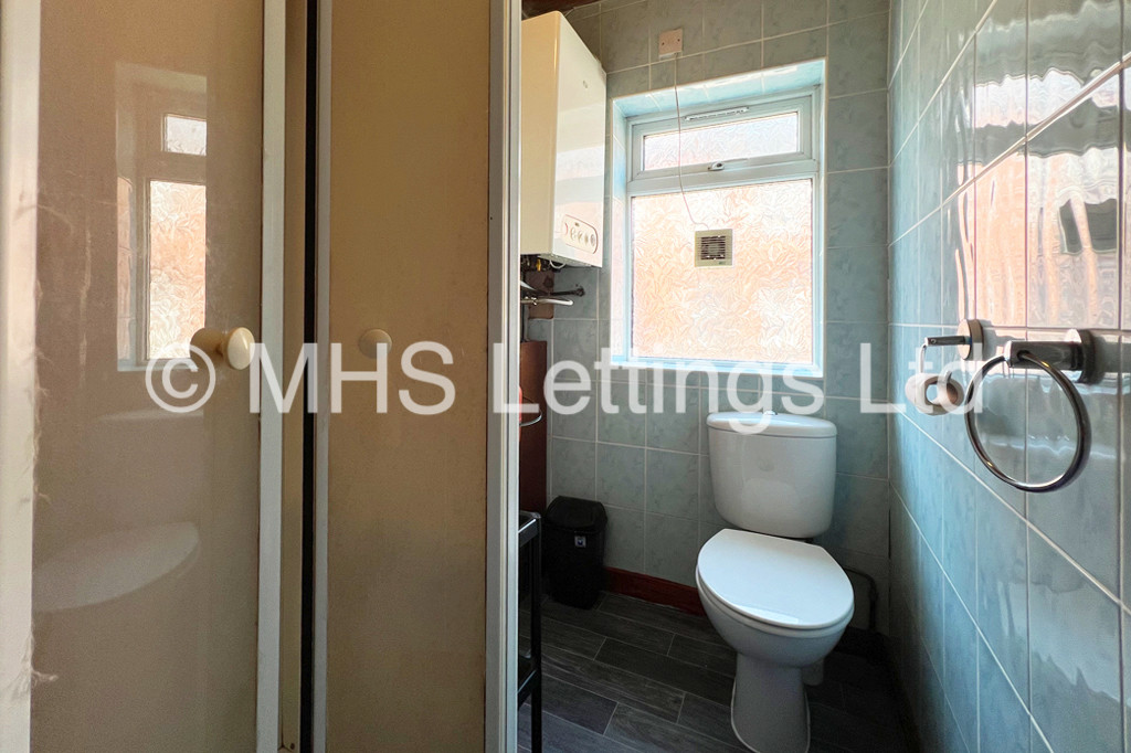 Photo of 7 Bedroom Mid Terraced House in 35 Brudenell Mount, Leeds, LS6 1HS