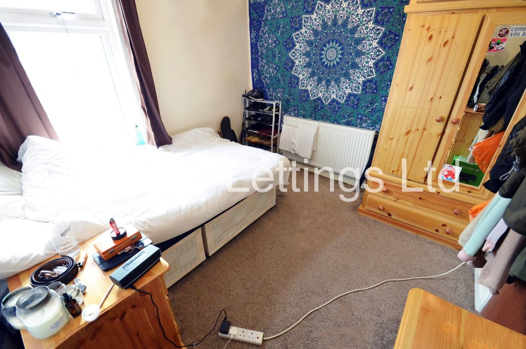 Photo of 5 Bedroom Mid Terraced House in 45 Royal Park Terrace, Leeds, LS6 1EX