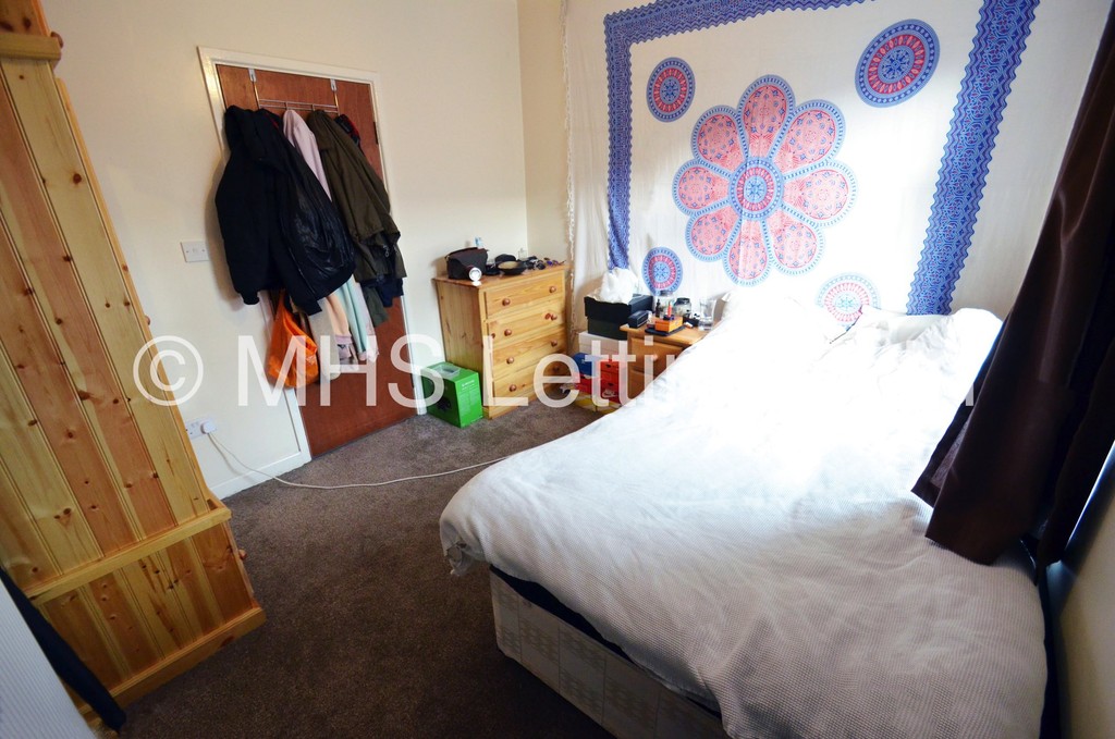 Photo of 5 Bedroom Mid Terraced House in 45 Royal Park Terrace, Leeds, LS6 1EX