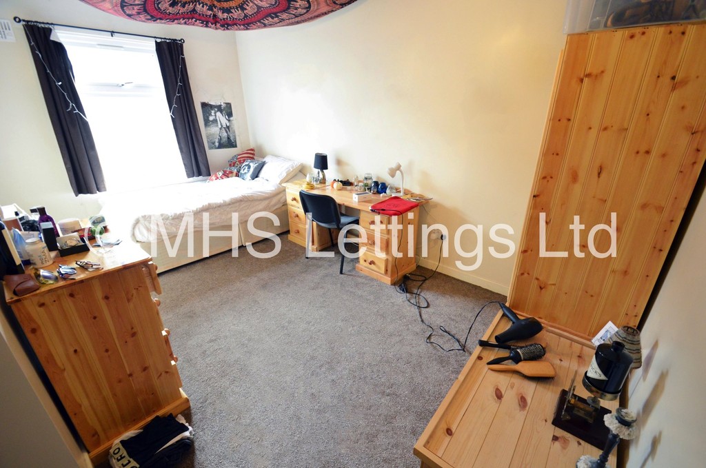 Photo of 5 Bedroom Mid Terraced House in 45 Royal Park Terrace, Leeds, LS6 1EX