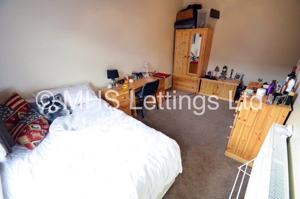 Photo of 5 Bedroom Mid Terraced House in 45 Royal Park Terrace, Leeds, LS6 1EX