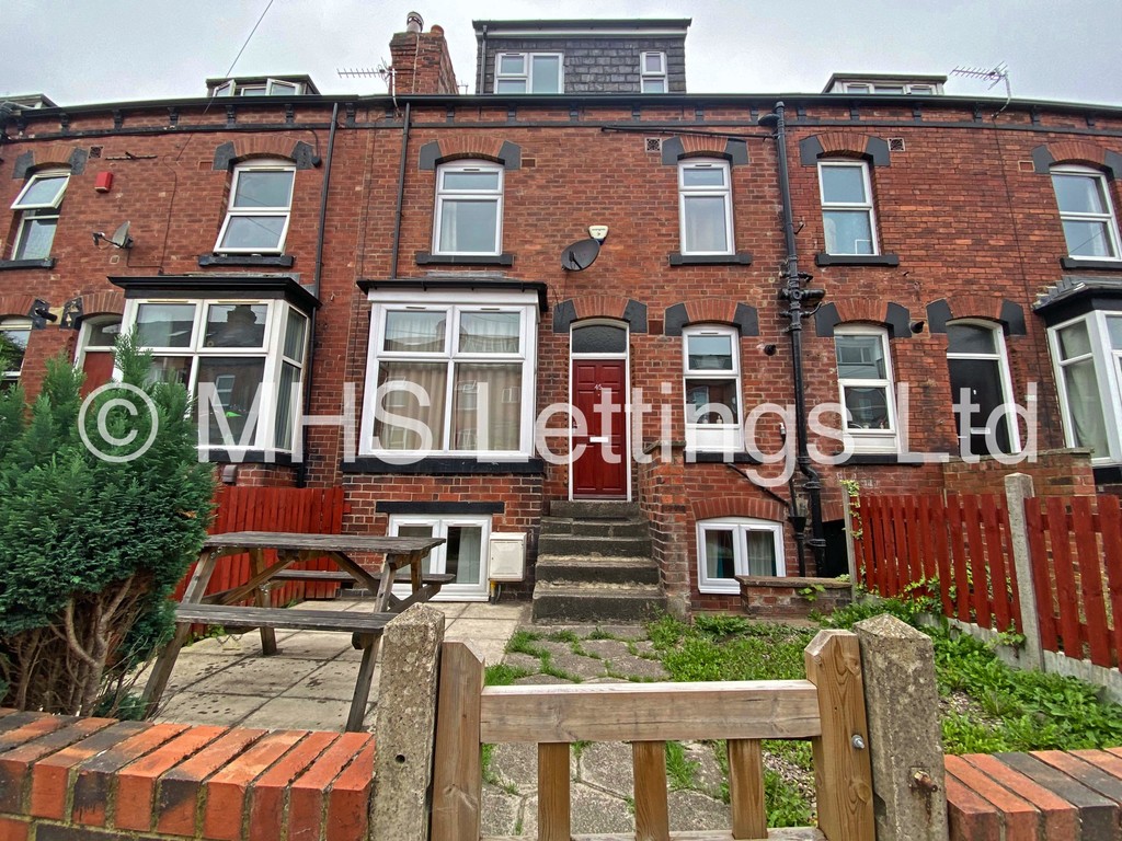 Photo of 5 Bedroom Mid Terraced House in 45 Royal Park Terrace, Leeds, LS6 1EX