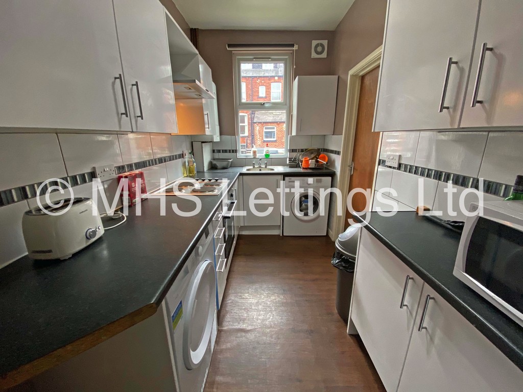 Photo of 5 Bedroom Mid Terraced House in 45 Royal Park Terrace, Leeds, LS6 1EX