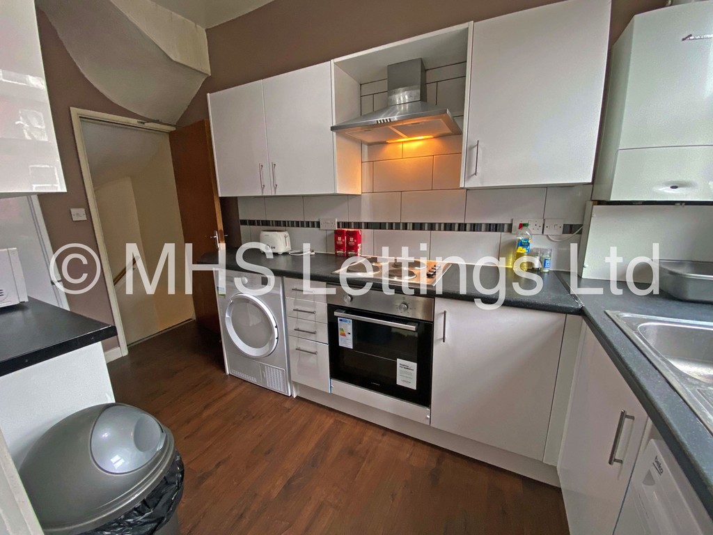 Photo of 5 Bedroom Mid Terraced House in 45 Royal Park Terrace, Leeds, LS6 1EX